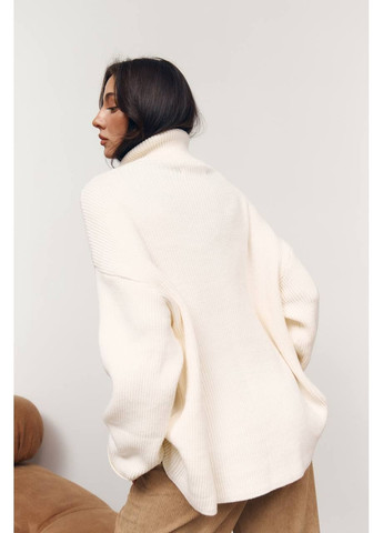 Молочний зимовий жіночий подовжений светр оверсайз з високою горловиною MonCher