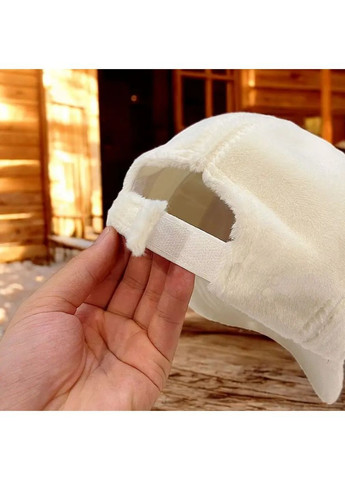 Женская меховая кепка-бейсболка белая с буквой "М", тёплая стильная кепка с козырьком 7 см, регулируемый размер 54–60 No Brand (362961382)