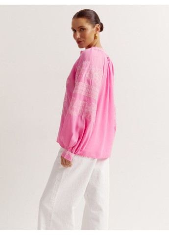 Рожева колоритна рожева блуза вишиванка з білою вишивкою, жіноча вишиванка з білими зав'язками, вишита сорочка в етнічному стилі візерунок квітковий вільна бавовна, поліестер (350909643)