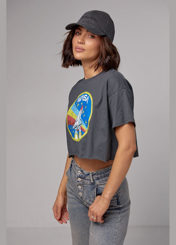 Темно-сіра літня укорочена жіноча футболка з принтом nasa Lurex
