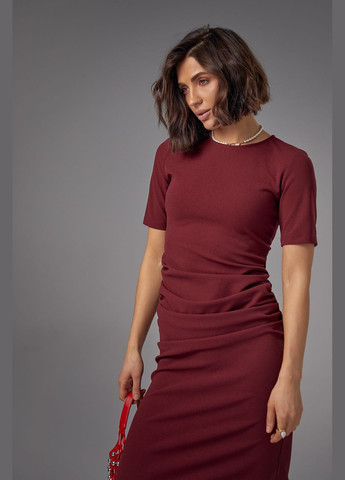 Бордова силуетна сукня міді з драпіруванням Lurex