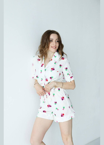 Белая всесезон пижама-двойка софт белая в цветочек p1-2503-02 рубашка + шорты Nika Li brand Clover White