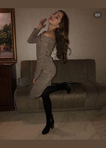 Бежевое элегантное платье с открытыми плечами. No Brand