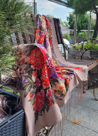 Жіноча Народна хустка з квітами півоніями та шовковою бахромою No Brand (356893729)