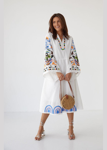 Белое женское платье меди с яркой вышивкой ESQ