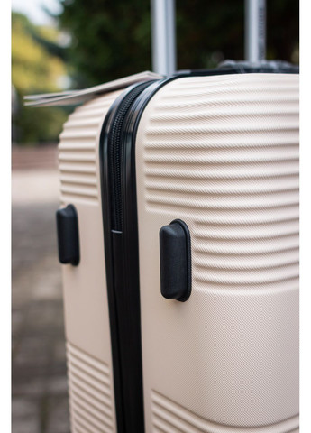 Чемодан пластиковый средний M размер, цвет черный Wings 5398 (365715866)