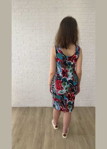 Червона повсякденний, кежуал червоне лляне стрейчеве літнє жіноче плаття-футляр міді з квітковим принтом з червоними ліліями з блакитними трояндами сукня-майка, футляр No Brand з квітковим принтом