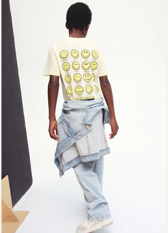 Светло-желтая летняя футболка для мальчика желтая со смайликами H&M