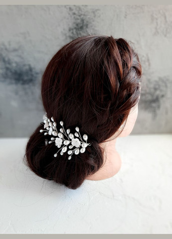 Ніжна молочна гілочка в зачіску з квітами та намистинами No Brand (342389841)