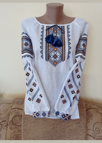 Синя вишиванка жіноча "квітковий орнамент синьо - золотий" на білому натуральному домотканому полотні Прикарпатські Вишиванки візерунок геометричний пряма бавовна (323167449)