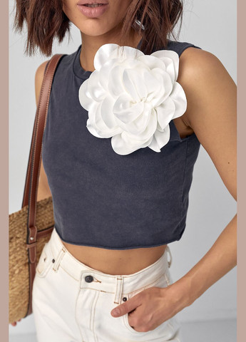 Коротка майка-топ трикотажна з об'ємною квіткою - білий Lurex — 293292874