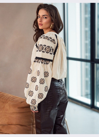 Бежева блузка бежевого кольору з чорною вишивкою та китицями Dressa