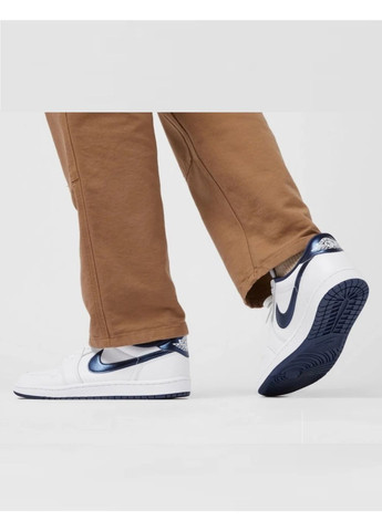 Белые демисезонные кроссовки Nike