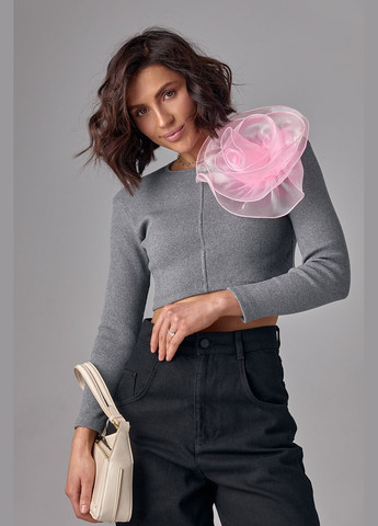 Сірий демісезонний укорочений джемпер у рубчик з об'ємною квіткою Lurex