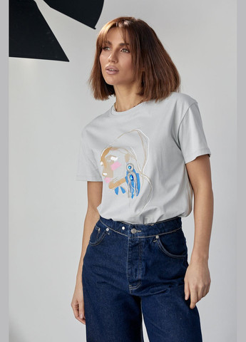 Серая летняя женская футболка украшена принтом девушки с сережкой 4509 с коротким рукавом Lurex