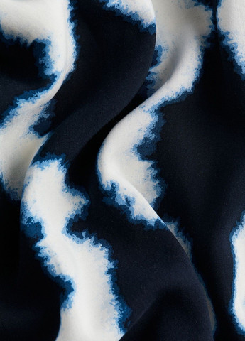 Темно-синее кэжуал платье H&M с абстрактным узором