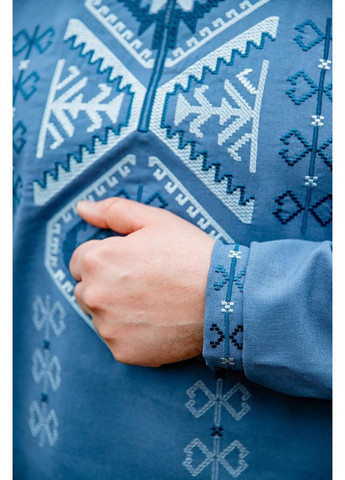 Блакитна синя чоловіча вишиванка з біло-блакитною геометрією та ґудзиками на планці розміри s–5xl, m льон (301034560)