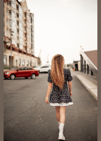 Темно-синее коктейльное легкое женское платье в принт с нежной отделкой клеш V.O.G. с цветочным принтом