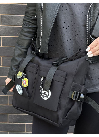 Сумка через плече молодіжна, студентська шкільна зі значками і фастексами чорна. Сумка для прогулянок. No Brand (356178930)