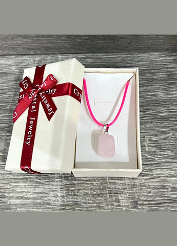 Підвіска з натуральним каменем Рожевий кварц у формі "міні блок" на кольоровому шнурку у подарунковій коробочці No Brand (331291753)