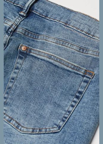 Голубые демисезонные прямые джинсы regular fit с потертостями для мужчины 0825927-010 H&M