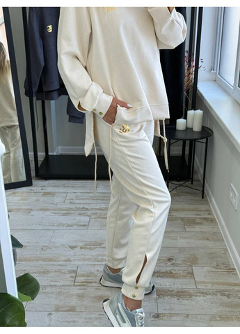 Элегантный костюм с акцентом на деталях и фасоне. No Brand (370032461)