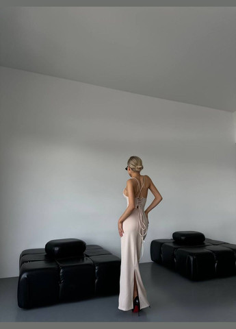 Бежевое шикарное бежевое платье-макси с открытыми плечами и спиной на завязках, летнее платье без рукава с открытым декольте No Brand однотонное