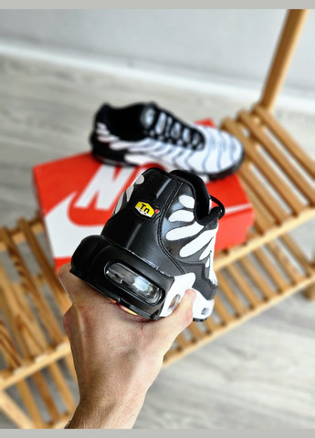 Черно-белые демисезонные кроссовки мужские и женские nike air max tn plus white \ найк аир макс тн плюс белые No Brand
