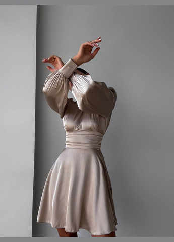 Бежевое коктейльное, вечернее шелковое мини платье с открытой спиной No Brand однотонное