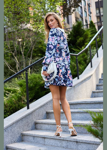 Темно-синее праздничный, повседневный, кэжуал коктельное платье темно-синее с цветочным принтом, белым воротником и объемными рукавами. бэби долл Estilo Diani с цветочным принтом