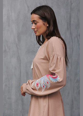 Бежевое расклешенное платье-вышиванка бежевое с жар-птицами на рукавах Arjen