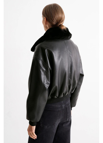 Чорна демісезонна куртка з еко шкіри C&A