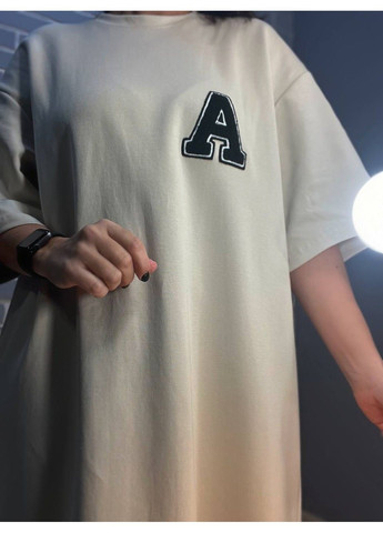 Світло-бежева сукня жіноча a-n 2506 довга оверсайз розріз з боку нашивка попереду літера "а" No Brand