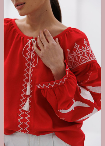 Червона жіноча вишиванка з ластівками гладдю Arjen (295903444)