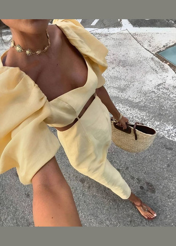 Желтое праздничный женское платье меди с вырезами на талии и объемными рукавами фонариками. MonCher