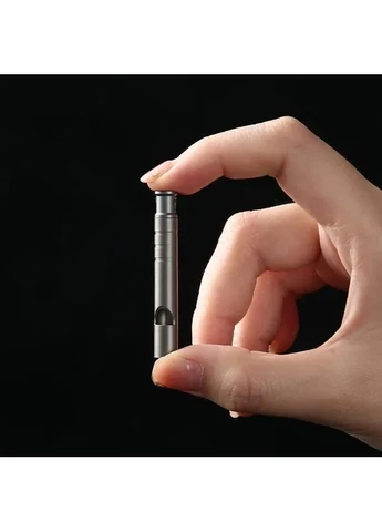 Титановий свисток з чорним шнурком для виживання Outdoor Titanium Emergency Whistle Міні EDC для кемпінгу No Brand (349822398)