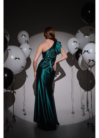 Зеленое вечернее платье асимметричное с рюшами 25003 зеленое Tanita-Romario