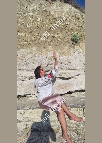 Белая легкая женская блузка украшена вышивкой "мальва" Delvinss