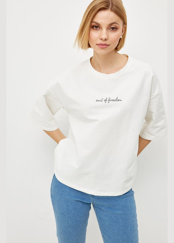 Комбінована всесезон жіноча базова футболка з вишитим написом молочна mkrm4066-5 Modna KAZKA