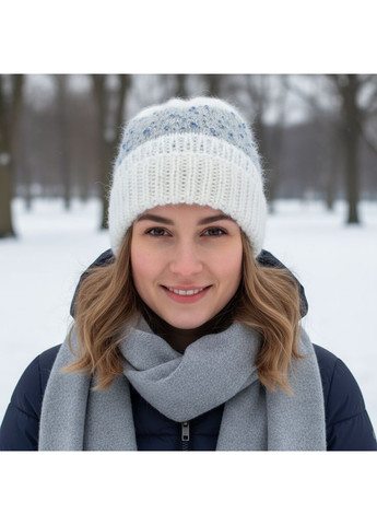Мягкая женская шапка ручной работы от, белая с отворотом, с декоративным букле на сером фоне, 50–58 см. PRIGRIZ (368338081)
