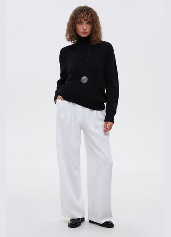 Чорний демісезонний светр, колір чорний Estro