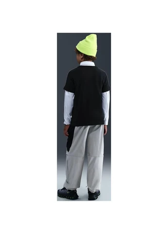 Черная демисезонная футболка подростковая черная hv5186-010 Nike SPORTSWEAR