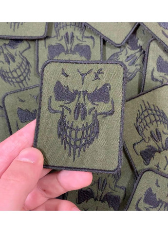 Шеврон Череп (Форма прямокутна. Фон олива. На липучці) Розмір 8x6.2см No Brand (369924748)