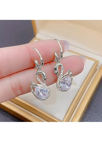 Серьги-подвески женские Лебедь серебристые с ювелирным стеклом 3.5 см AurumLux016 Liresmina Jewelry (354379808)