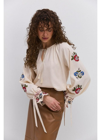 Бежевая женская вышиванка с цветами mkar35495 Arjen (368992532)