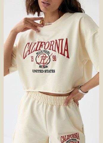 Костюм с шортами и футболкой украшен вышивкой California 6292 Lurex (280909952)
