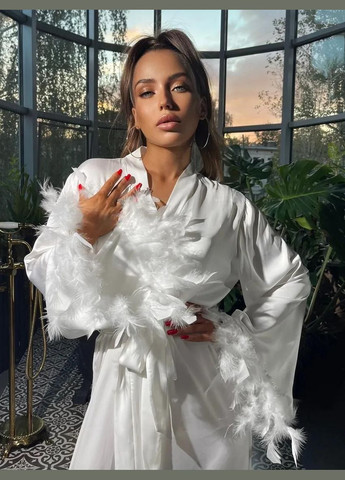 Жіночий атласний вишуканий довгий халат Казкова з об`ємним рукавом з пір'ям No Brand Халат довгий з пір`ям Fairytale (339603178)