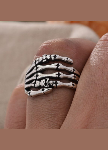 Чоловіче кільце з черепом і кістками з неіржавкої сталі, колір срібло, розмір регулюється No Brand (327874952)