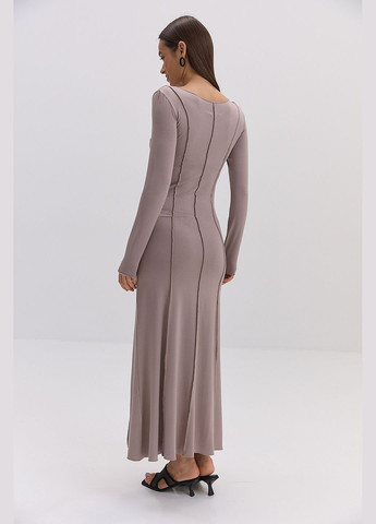 Кавова довга сукня з довгими рукавами і декоративними швами Arjen
