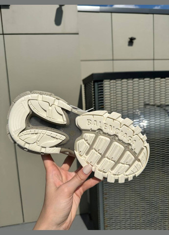 Бежевые всесезонные кроссовки Vakko Balenciaga Track Recycled Sole in Beige